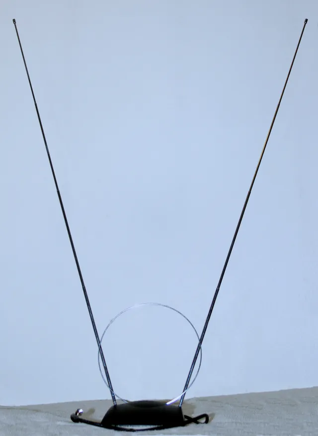 Antena interior de tipo dipolo (orejas de conejo) con lazo UHF y cable coaxial