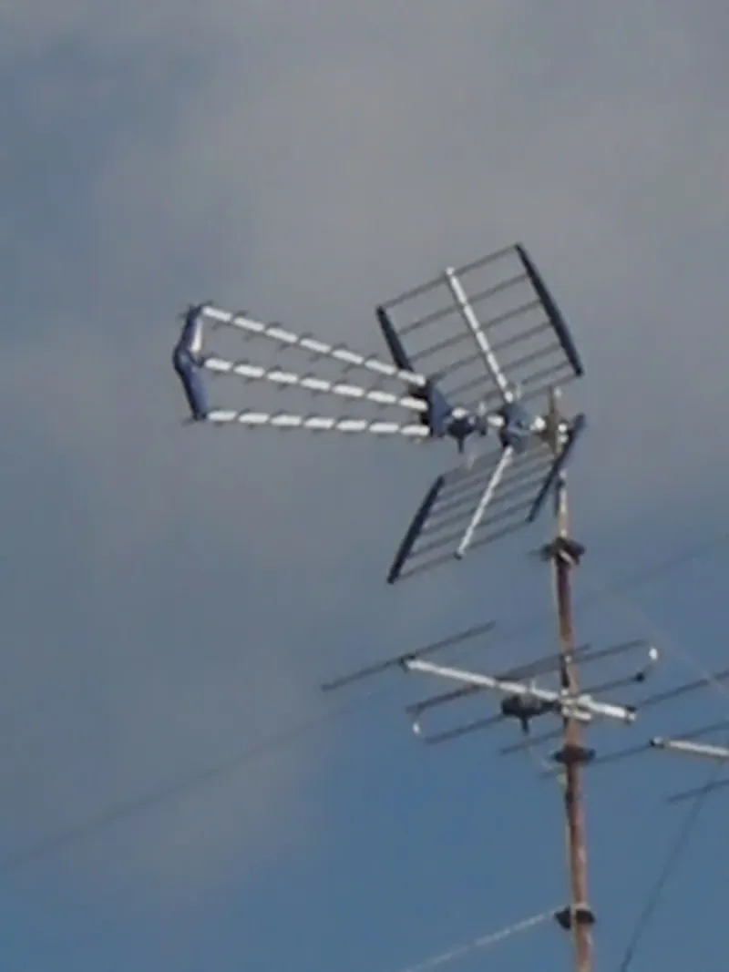 Antena direccional para televisión digital terrestre orientada hacia el cielo
