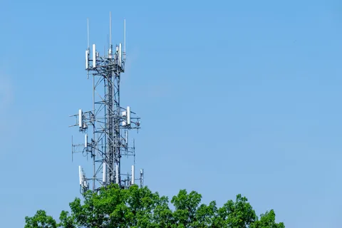 Torre de telefonía celular con múltiples antenas, vista desde abajo