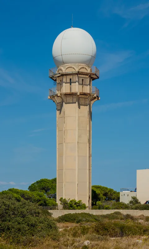 Torre de transmisión de televisión con múltiples antenas, vista desde abajo