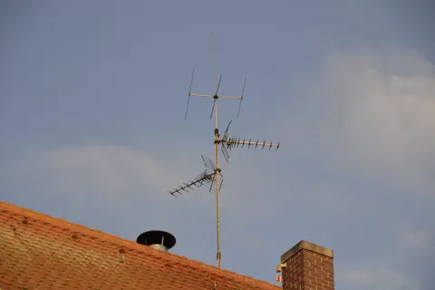 Antena de televisión UHF instalada sobre el techo de una vivienda